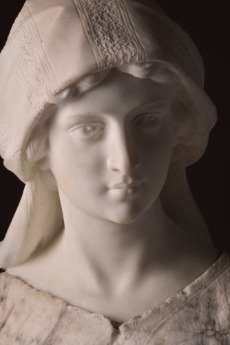 Large two-tone Carrara marble bust of a young woman - 