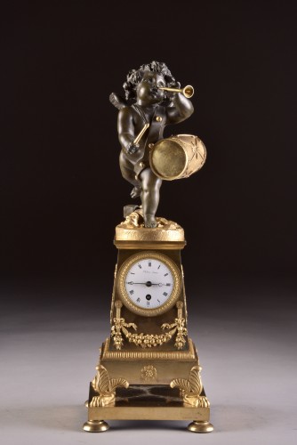 Putto au tambour et flûte, horloge Empire - Horlogerie Style Empire