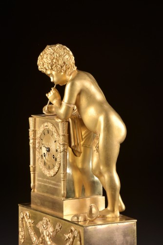 A French Louis Philippe mantel clock with a large putto, circa 1830 - Louis-Philippe