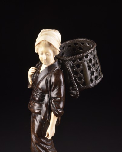 19th century - Okimono &quot;Lady with basket&quot;, Japan Meiji period