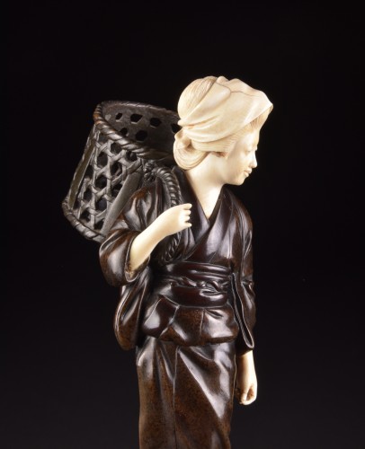 Okimono &quot;Lady with basket&quot;, Japan Meiji period - 