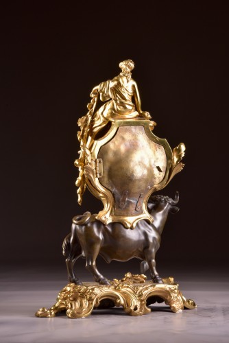A mantel clock with a large horned bull circa 1850 - Horology Style Napoléon III