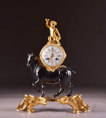 Napoléon III - A mantel clock with a large horned bull circa 1850