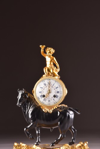 Antiquités - A mantel clock with a large horned bull circa 1850