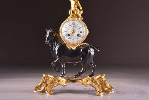 Antiquités - A mantel clock with a large horned bull circa 1850