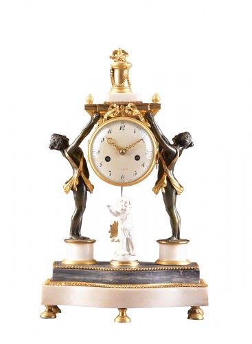 Pendule de cheminée en bronze patiné Louis XVI