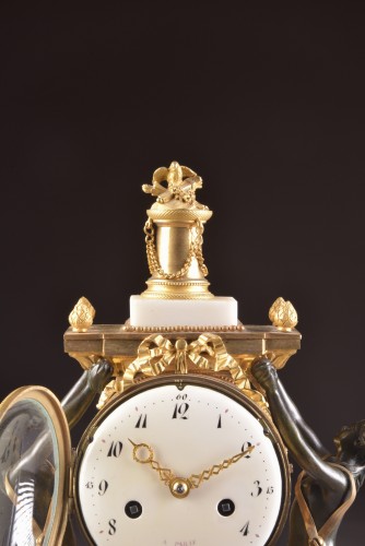 Pendule de cheminée en bronze patiné Louis XVI - Mora Antiques