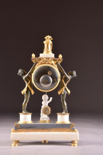 Antiquités - Pendule de cheminée en bronze patiné Louis XVI