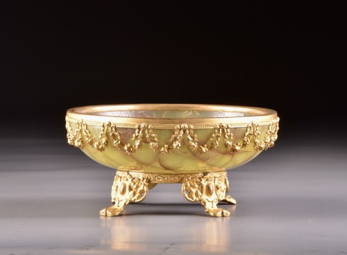 A Napoleon III Onyx jardiniere with ormolu mounted ornamenten. - Decorative Objects Style Napoléon III