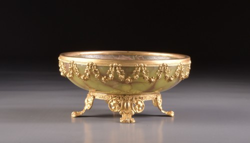 Decorative Objects  - A Napoleon III Onyx jardiniere with ormolu mounted ornamenten.