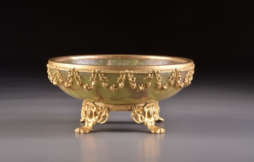 A Napoleon III Onyx jardiniere with ormolu mounted ornamenten. - 