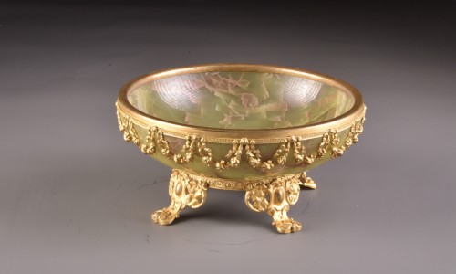 Napoléon III - A Napoleon III Onyx jardiniere with ormolu mounted ornamenten.