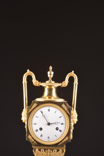 A French fire-gilt Empire vase mantel clock - Horology Style Empire