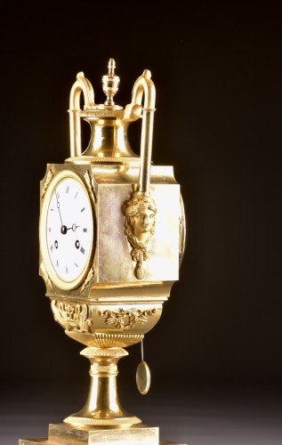 A French fire-gilt Empire vase mantel clock - Empire