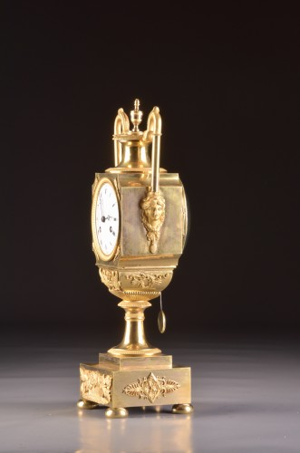 Empire - A French fire-gilt Empire vase mantel clock