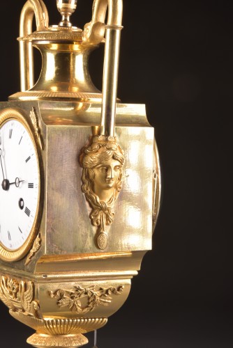 Antiquités - A French fire-gilt Empire vase mantel clock