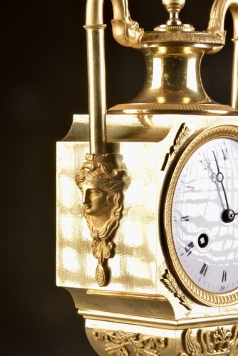 Antiquités - A French fire-gilt Empire vase mantel clock