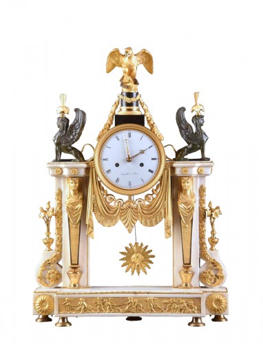 Pendule Louis XVI en marbre de Carrare avec Sphinx et Cariatides, cal 1875