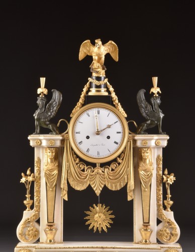 Pendule Louis XVI en marbre de Carrare avec Sphinx et Cariatides, cal 1875 - Horlogerie Style Louis XVI