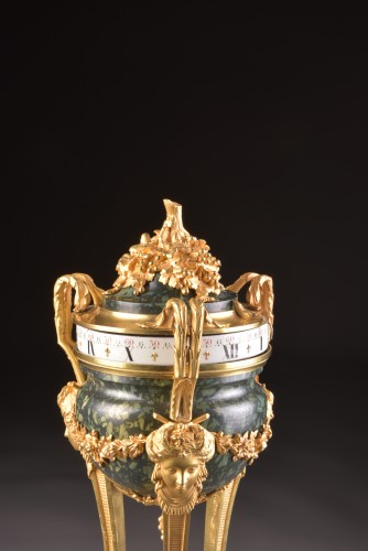 Antiquités - Pendule à cadran tournant en Porphyre par Henry Dasson (1825-1896)