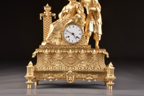 XIXe siècle - Pendule à Chinoiserie en bronze doré vers 1850 - 1870