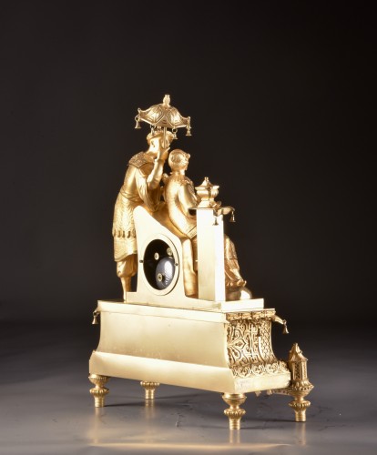 Antiquités - Pendule à Chinoiserie en bronze doré vers 1850 - 1870