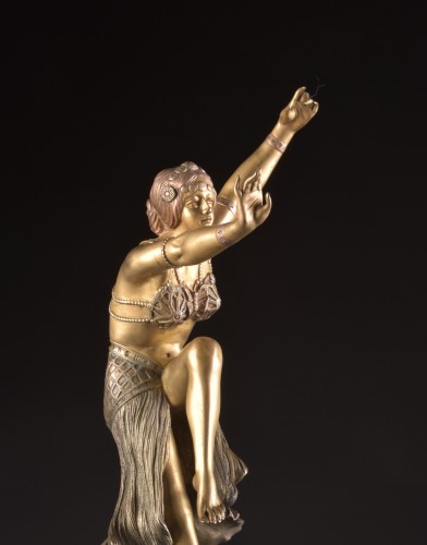 XXe siècle - Imposante sculpture Art Déco d'une danseuse sur socle en agate