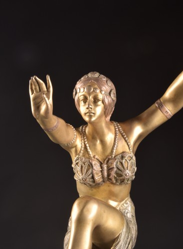 Imposante sculpture Art Déco d'une danseuse sur socle en agate - Art Déco