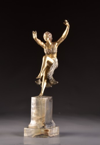 Art Déco - Imposante sculpture Art Déco d'une danseuse sur socle en agate