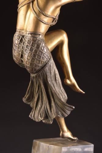 Antiquités - Imposante sculpture Art Déco d'une danseuse sur socle en agate