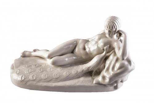 Jeune femme et paon en porcelaine blanche Art Déco