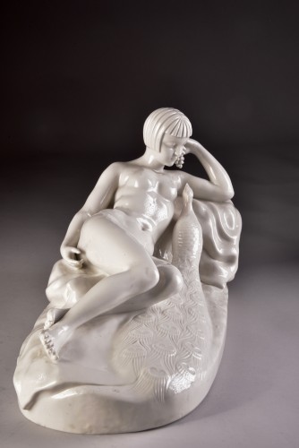 Jeune femme et paon en porcelaine blanche Art Déco - Céramiques, Porcelaines Style Art Déco