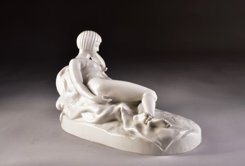 XXe siècle - Jeune femme et paon en porcelaine blanche Art Déco