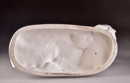 Jeune femme et paon en porcelaine blanche Art Déco - Art Déco