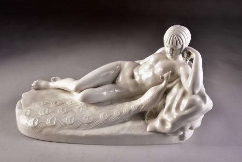 Art Déco - Jeune femme et paon en porcelaine blanche Art Déco