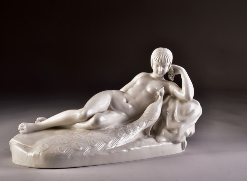 Antiquités - Jeune femme et paon en porcelaine blanche Art Déco