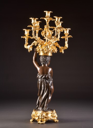 Antiquités - Grand candélabre figuratif en bronze milieu de table