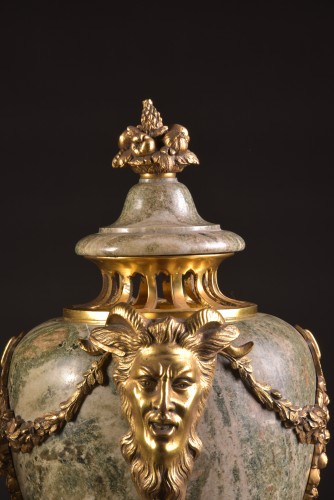 Napoléon III - Paire de grandes cassolettes fin XIXe en marbre