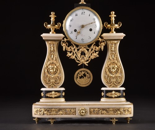 Horloges à colonne Louis XVI en marbre - Mora Antiques