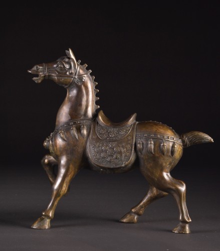 Paire de chevaux chinois en bronze de la dynastie Tang - Sculpture Style Napoléon III