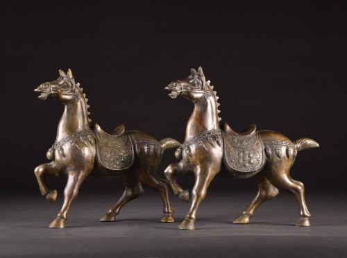 Paire de chevaux chinois en bronze de la dynastie Tang - Mora Antiques