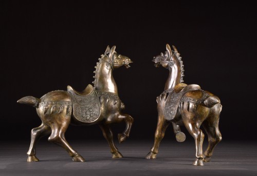 Antiquités - Paire de chevaux chinois en bronze de la dynastie Tang