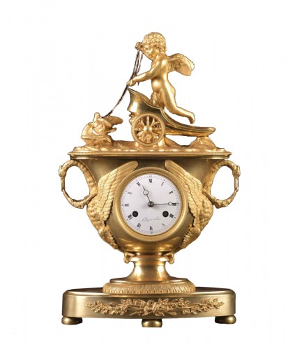 Pendule de cheminée Empire avec Cupidon sur un char, ca. 1805