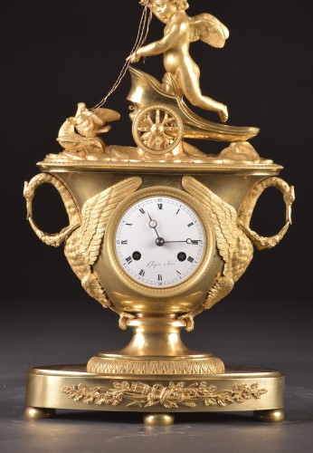Pendule de cheminée Empire avec Cupidon sur un char, ca. 1805 - Horlogerie Style Empire