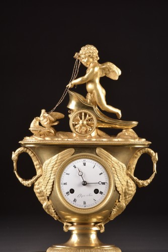 Horlogerie  - Pendule de cheminée Empire avec Cupidon sur un char, ca. 1805