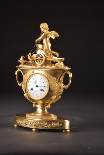 Antiquités - Pendule de cheminée Empire avec Cupidon sur un char, ca. 1805