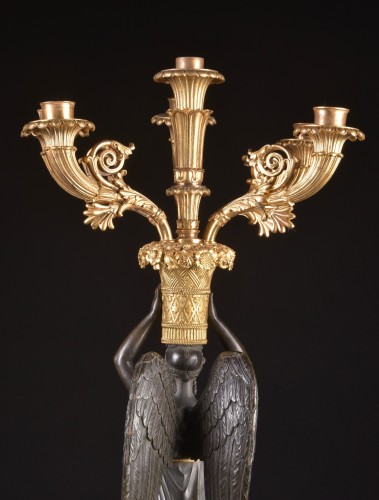 Luminaires Bougeoirs et Chandeliers - Grande paire de candélabres figuratifs Empire en bronze patiné et doré