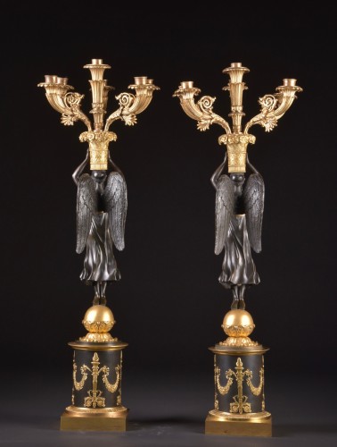 Grande paire de candélabres figuratifs Empire en bronze patiné et doré - Mora Antiques