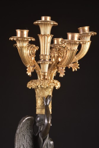 Grande paire de candélabres figuratifs Empire en bronze patiné et doré - Empire