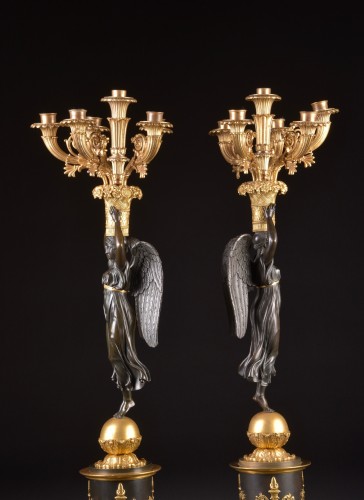 Empire - Grande paire de candélabres figuratifs Empire en bronze patiné et doré